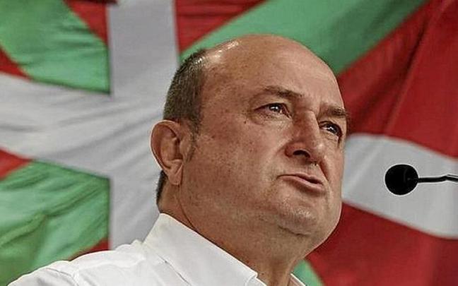 El presidente del EBB del PNV, Andoni Ortuzar, y el del PP, Alberto N&uacute;&ntilde;ez Feij&oacute;o. | FOTO: PABLO VI&Ntilde;AS/EFE