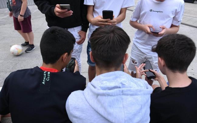 Los chicos sienten la presión social de mostrarse valientes y realizan más que ellas retos virales peligrosos. Los chicos sienten la presión social de mostrarse valientes y realizan más que ellas retos virales peligrosos.