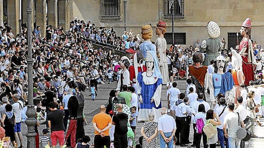 La comparsa de gigantes txiki y grande. | FOTO: UNAI BEROIZ