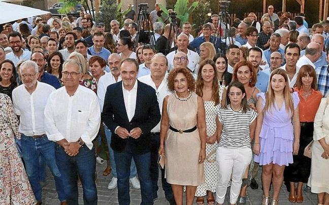 Esparza con los afiliados de UPN que asistieron a la inauguración del curso político ayer en Cadreita. Esparza con los afiliados de UPN que asistieron a la inauguración del curso político ayer en Cadreita.