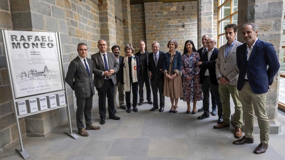 Foto de familia de los organizadores e impulsores de la muestra.