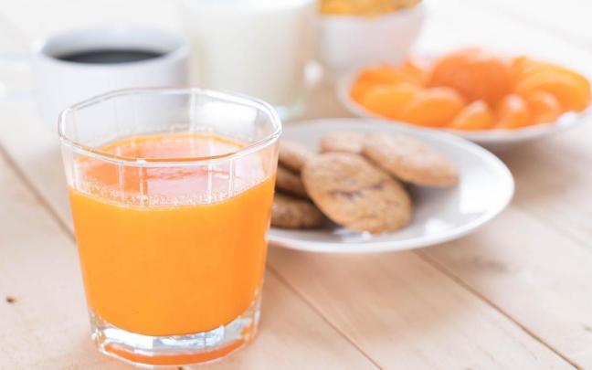 Desayuno a base de café, zumo de naranja, galletas y fruta. Desayuno a base de café, zumo de naranja, galletas y fruta.
