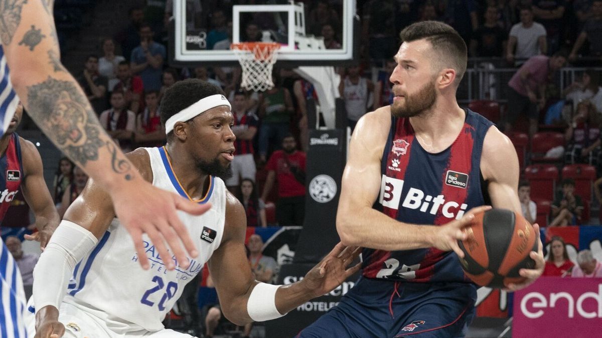 Alec Peters, frente a Yabusele durante la semifinal de la ACB