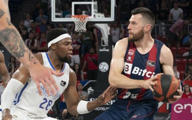 Alec Peters, frente a Yabusele durante la semifinal de la ACB Alec Peters, frente a Yabusele durante la semifinal de la ACB