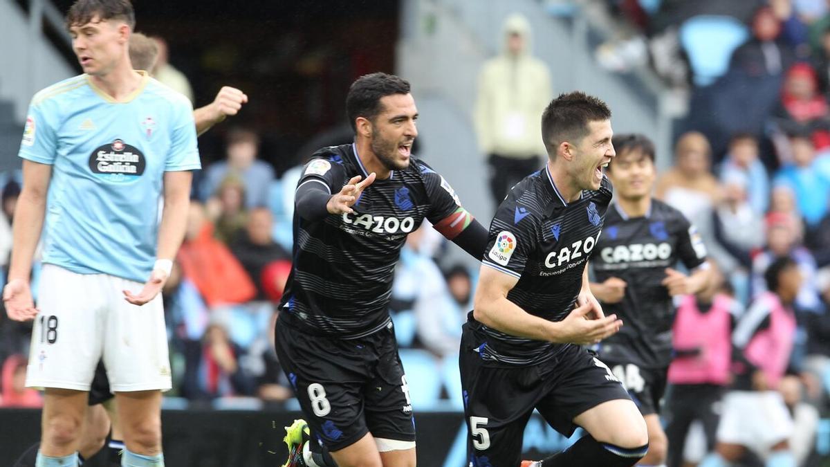 El defensa de la Real Sociedad Zubeldia (d) celebra su gol ante el Celta de Vigo