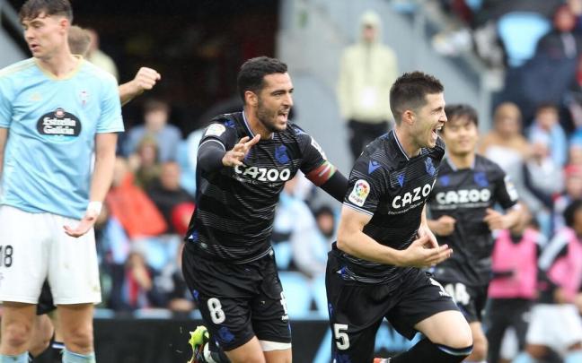 El defensa de la Real Sociedad Zubeldia (d) celebra su gol ante el Celta de Vigo