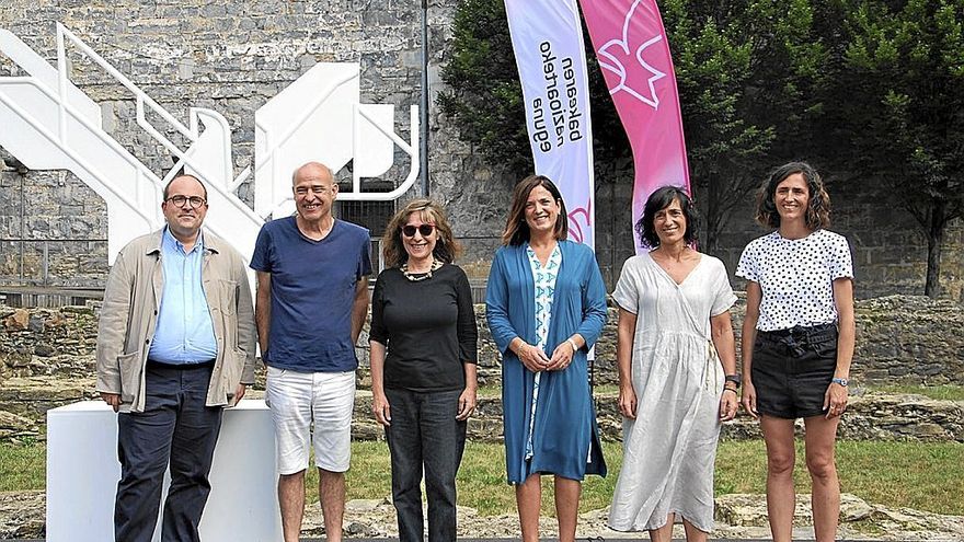 Representantes de las instituciones que colaboran en la iniciativa, ayer en la plaza Euskal Pizkundea.