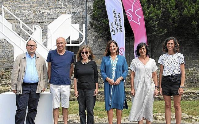 Representantes de las instituciones que colaboran en la iniciativa, ayer en la plaza Euskal Pizkundea. Representantes de las instituciones que colaboran en la iniciativa, ayer en la plaza Euskal Pizkundea.