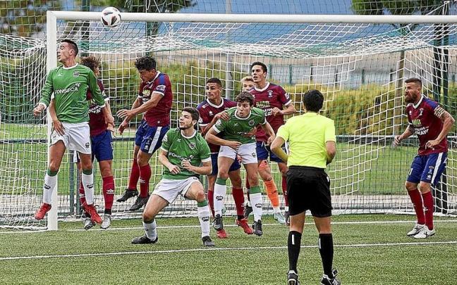 Ezkurra cabecea para anotar el que sería el primer gol del partido.