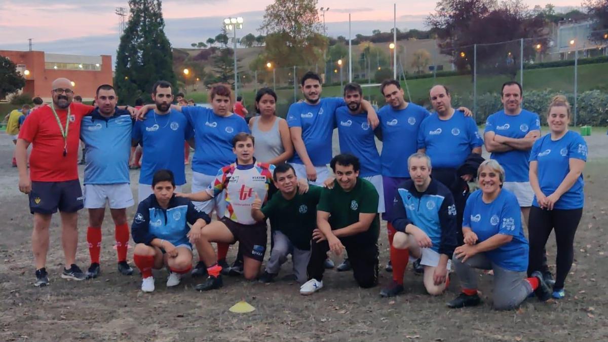 Componentes del Iruña Rugby Club inclusivo, en un entrenamiento.