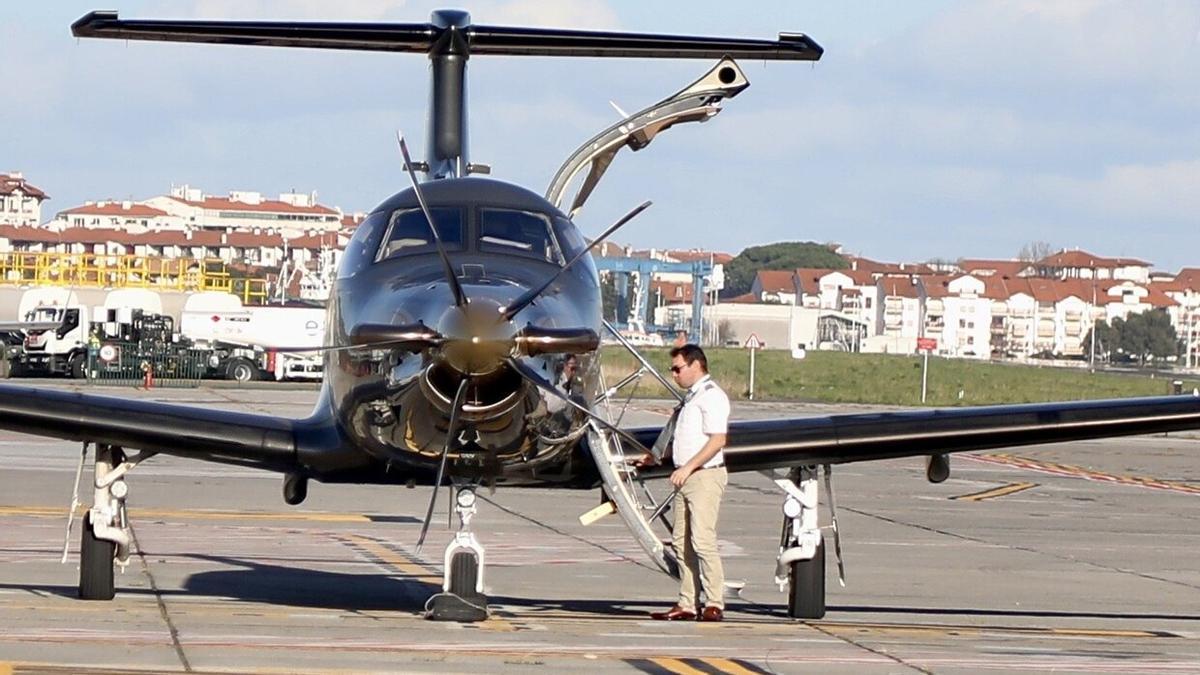 Un ación privado a punto de despegar en el aeropuerto de Hondarribia.