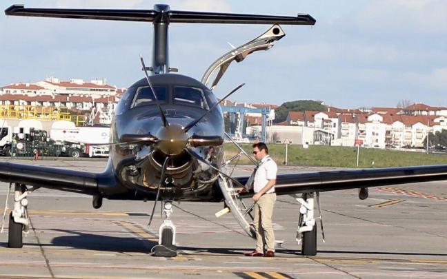 Un ación privado a punto de despegar en el aeropuerto de Hondarribia. Un ación privado a punto de despegar en el aeropuerto de Hondarribia.