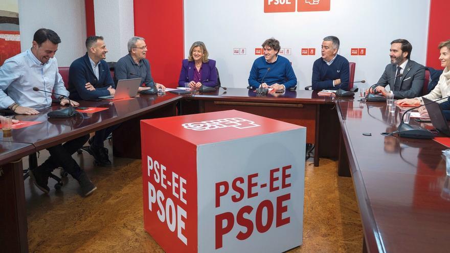 La cúpula del PSE, con su secretario general, Eneko Andueza, a la cabeza, en la reunión que mantuvieron el pasado 9 de enero.