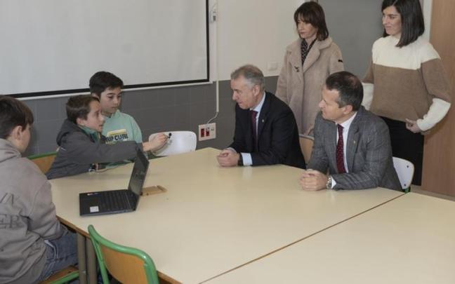 El lehendakari visita las nuevas instalaciones del Instituto Txorierri, en Derio.