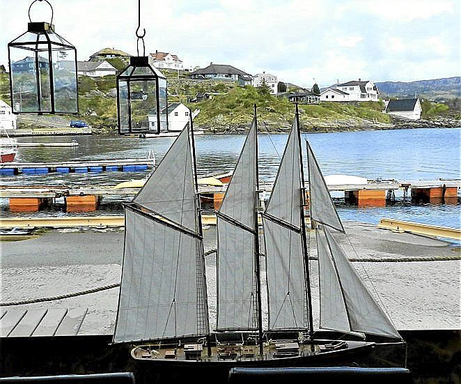 Una bonita vista desde la ventana del Glesvaer Kafe, en Telavaeg.