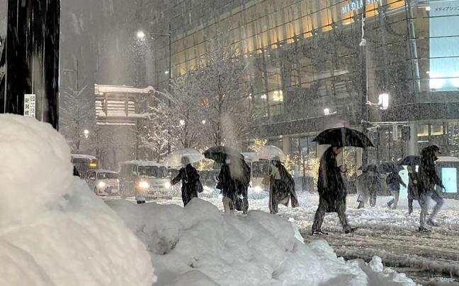 Varias personas cruzan una calle en Nigata.