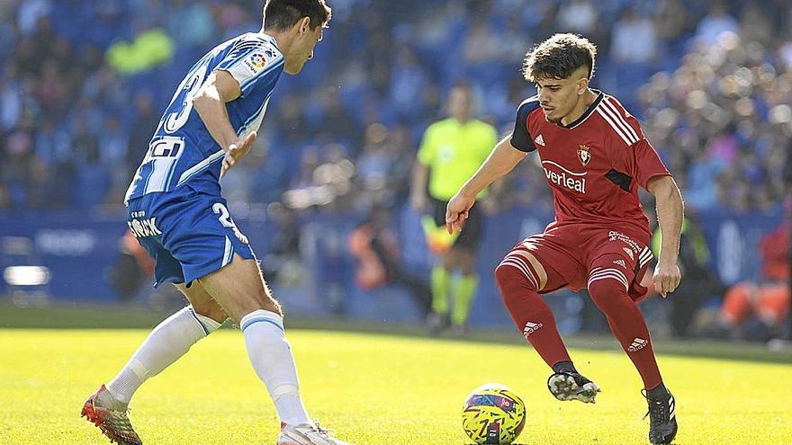 Abde, encarando a Montes, el defensa mexicano del Espanyol que se fue lesionado.