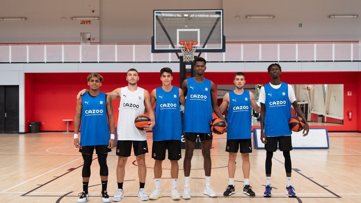 Los seis refuerzos de Pe&ntilde;arroya en esta pretemporada posan en el Bakh