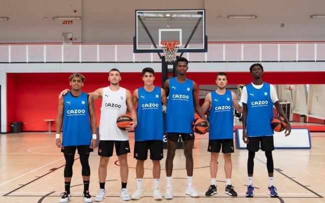 Los seis refuerzos de Pe&ntilde;arroya en esta pretemporada posan en el Bakh