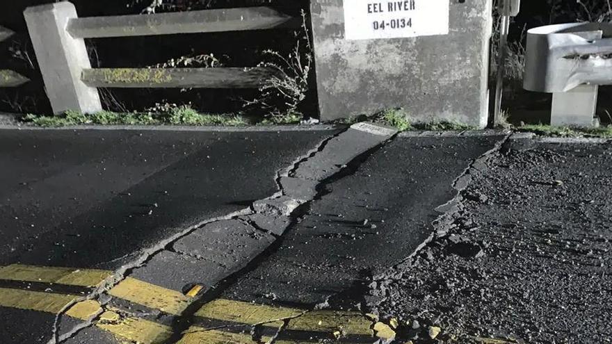 Una carretera dañada por el terremoto en Fortuna, en el condado de Humboldt, California