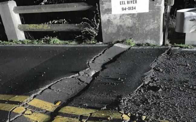 Una carretera dañada por el terremoto en Fortuna, en el condado de Humboldt, California Una carretera dañada por el terremoto en Fortuna, en el condado de Humboldt, California