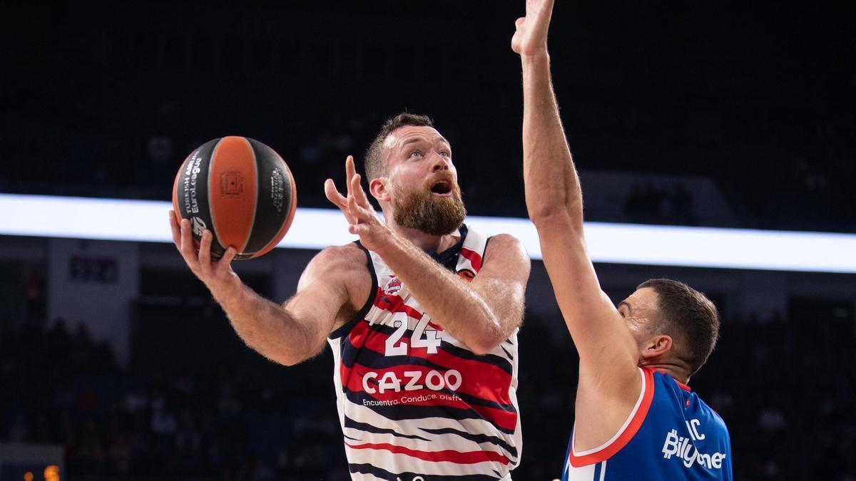 Costello intenta anotar ante la oposición de Zizic durante el duelo contra el Efes