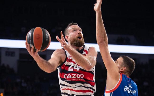 Costello intenta anotar ante la oposición de Zizic durante el duelo contra el Efes