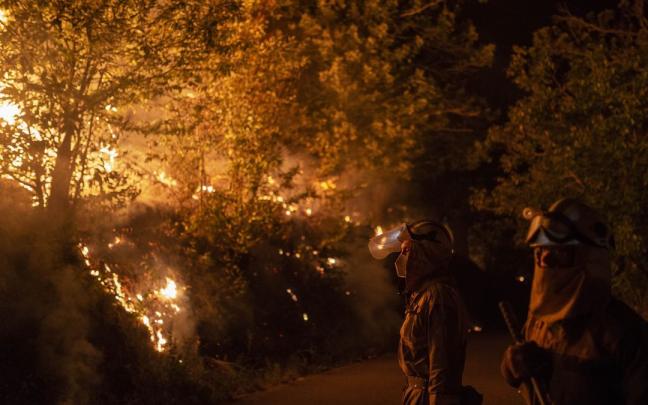 Trabajos de extinción de un incendio en Galicia.