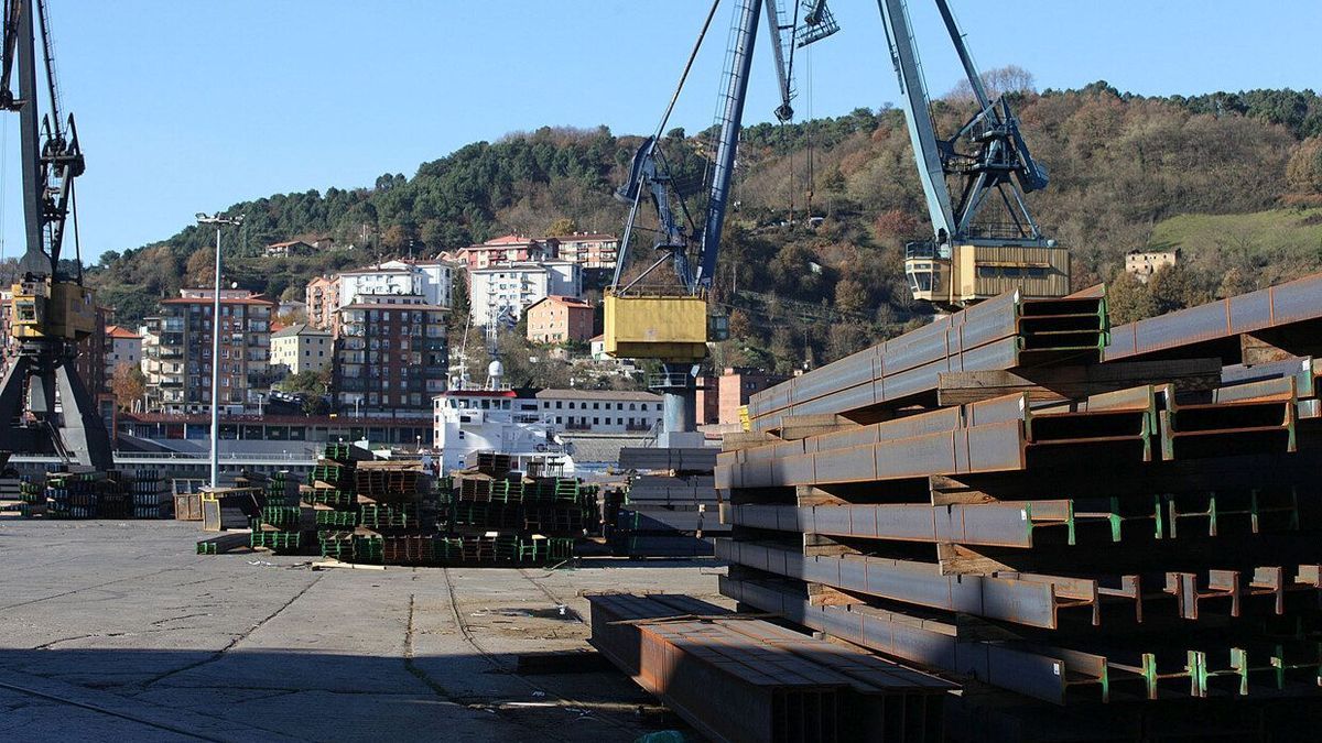 Perfiles de acero en el Puerto de Pasaia a la espera de ser embarcados.