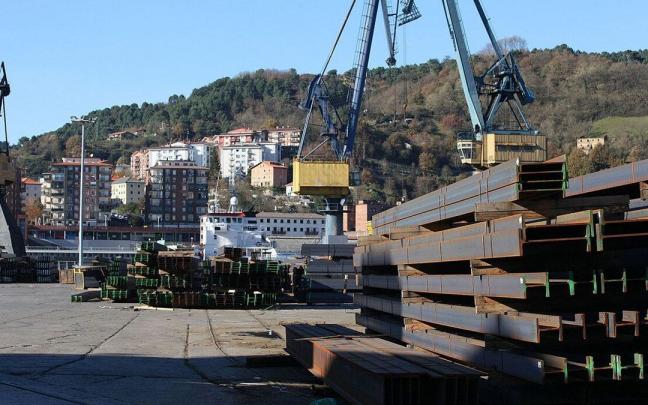 Perfiles de acero en el Puerto de Pasaia a la espera de ser embarcados.