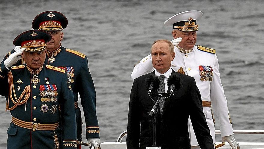 El presidente Vladimir Putin junto con altos mandos militares rusos ayer en San Petersburgo.