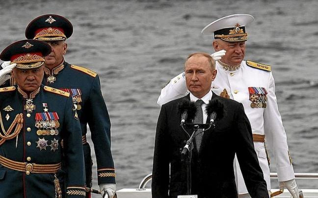 El presidente Vladimir Putin junto con altos mandos militares rusos ayer en San Petersburgo. El presidente Vladimir Putin junto con altos mandos militares rusos ayer en San Petersburgo.