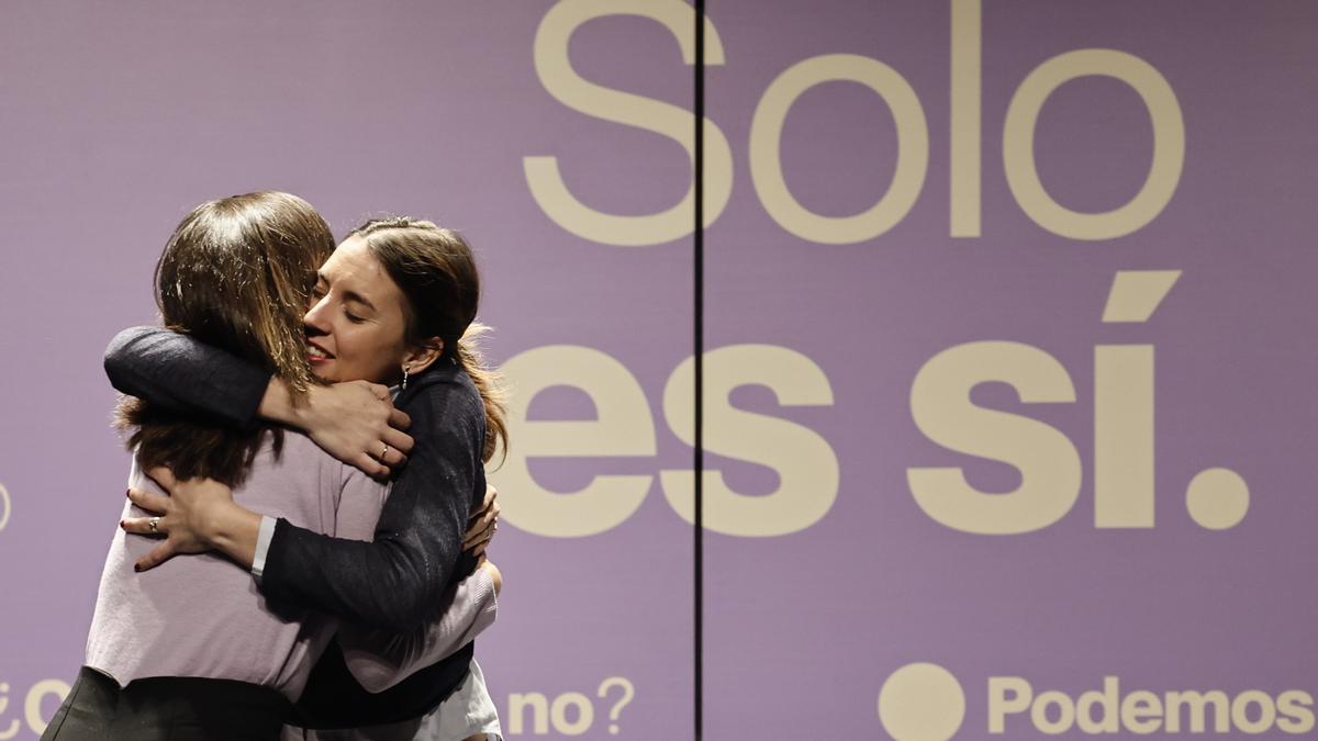 Irene Montero y Ione Belarra se abrazan en el acto celebrado ayer en el Círculo de Bellas Artes en Madrid.