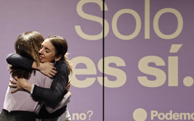 Irene Montero y Ione Belarra se abrazan en el acto celebrado ayer en el Círculo de Bellas Artes en Madrid.
