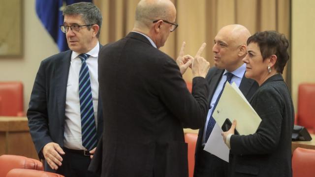 La portavoz de EH Bildu, Mertxe Aizpurua, con los socialistas Jos&eacute; Zaragoza y Rafael Simancas.