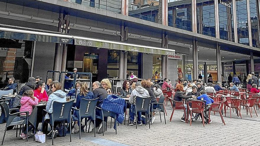 Terrazas de los establecimientos hosteleros de la plaza Xabier Olaskoaga. | FOTO: N.G.