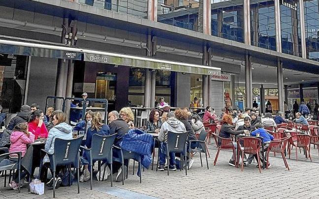 Terrazas de los establecimientos hosteleros de la plaza Xabier Olaskoaga. | FOTO: N.G. Terrazas de los establecimientos hosteleros de la plaza Xabier Olaskoaga. | FOTO: N.G.