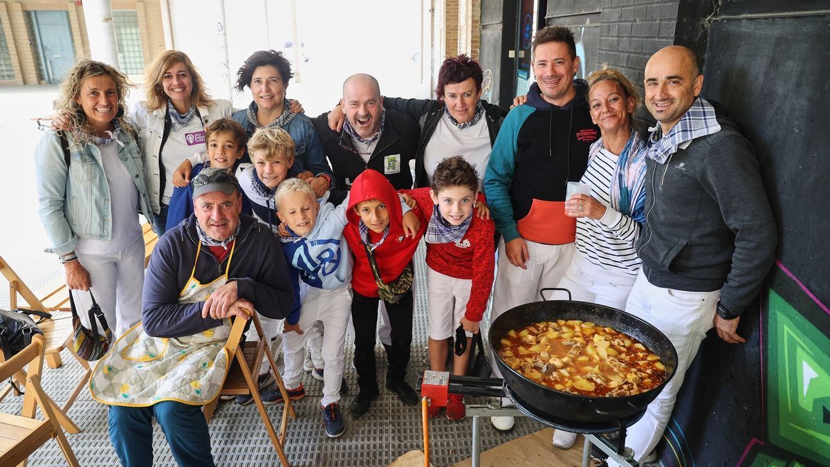 Ermitaberri 2005 posa en la plaza Francisco Ardanaz.