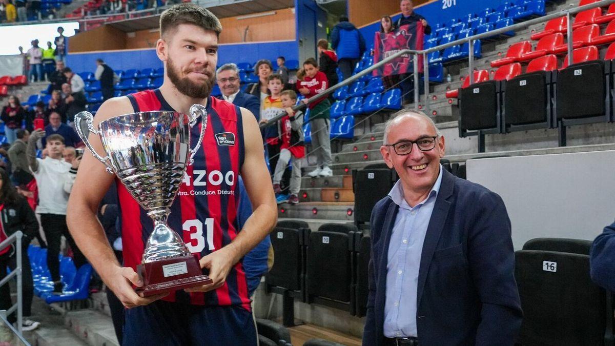 Giedraitis posa con el trofeo de ganador