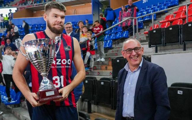 Giedraitis posa con el trofeo de ganador