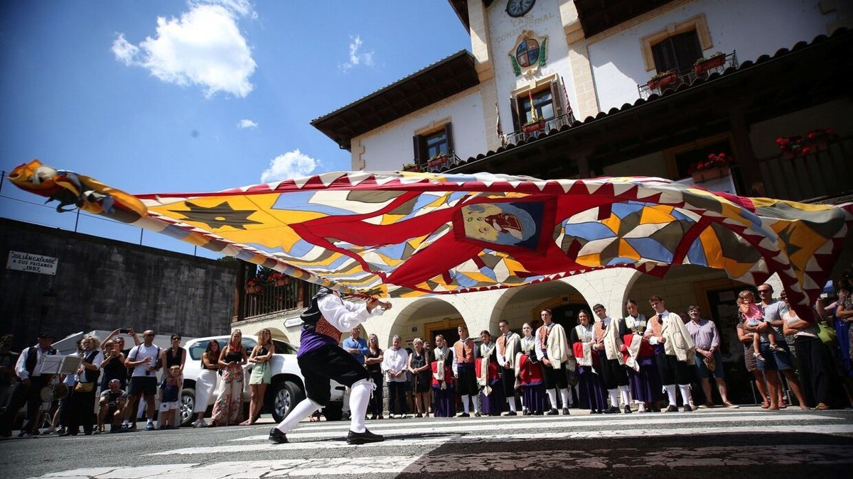 Roncal hace ondear su bandera