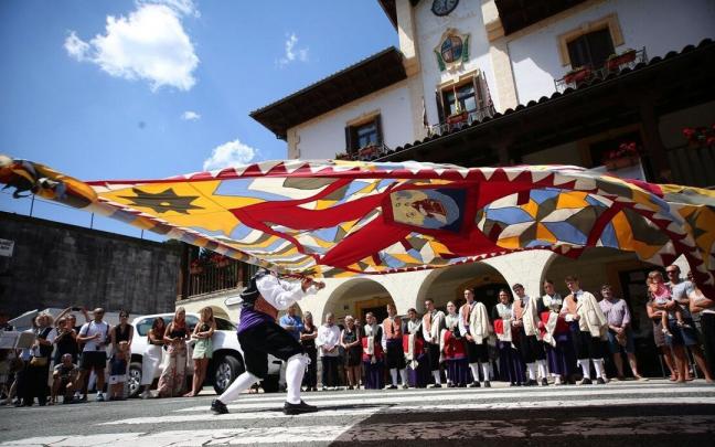Roncal hace ondear su bandera
