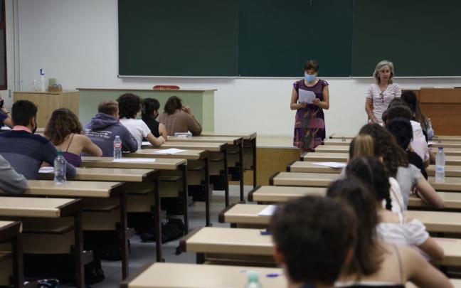 Alumnos en un examen de la EBAU.