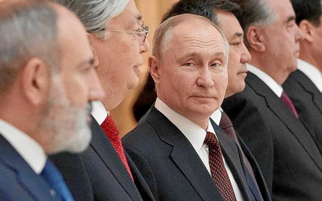 El presidente ruso, Vladímir Putin, ayer durante una cumbre informal de la Comunidad de Estados Independientes.