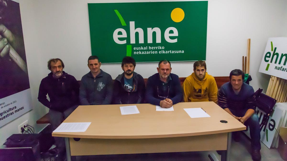 José Manuel Araña, Lorenzo Sarratea, Patxiku Irisarri, Fermín Gorraiz, Josu Joraruia y Patxi Zalba, en la sede del sindicato.