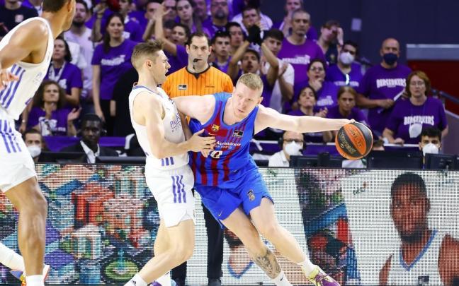 Smits incide sobre Causeur en un posteo durante la final de la ACB