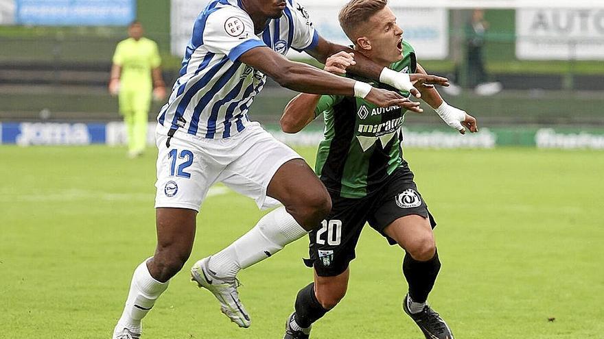 Ake, central del Alavés B, frena el avance del delantero verdinegro Leandro. | FOTO: JUAN LAZKANO