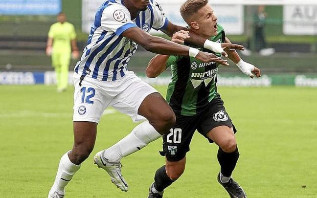 Ake, central del Alav&eacute;s B, frena el avance del delantero verdinegro Leandro. | FOTO: JUAN LAZKANO