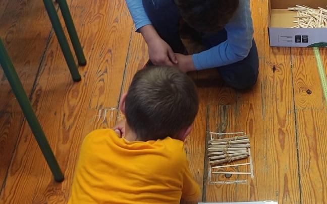 Imagen de detalle de dos alumnos de Ancín