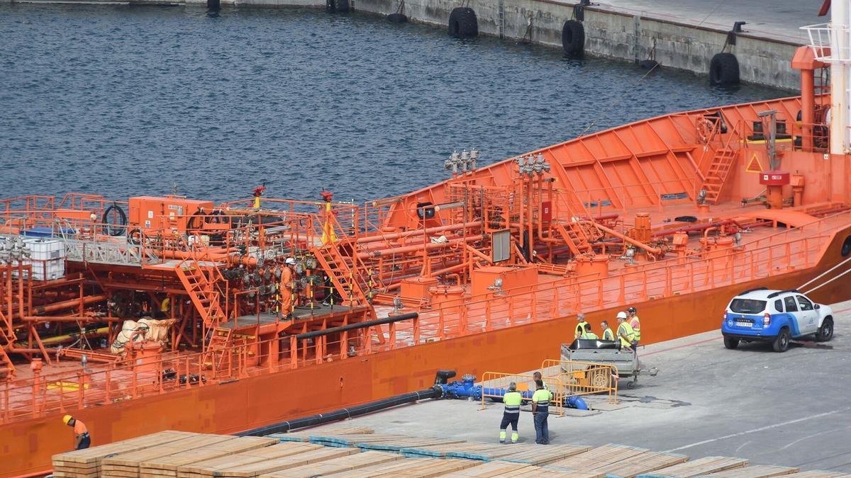 Momento de una de las descargas del barco cisterna en el puerto de Bermeo